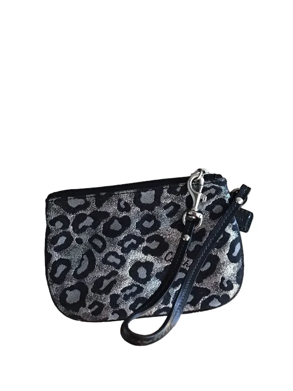 Ladies Coach Tabby bags with a textured leather surface for a more tactile lookWristlet Coach, Size Small