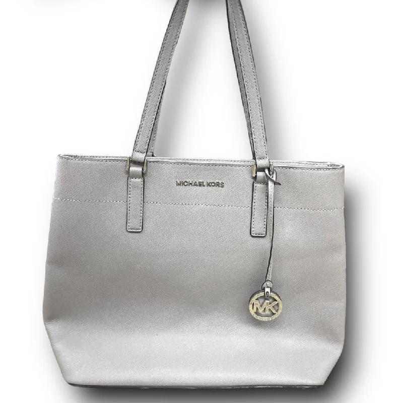 Coach tote bags with a spacious interior and multiple compartments for organizationHandbag Coach, Size Medium