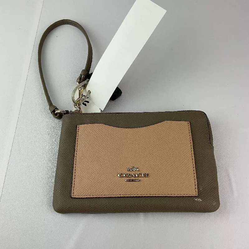 Coach Borough bags with a structured silhouette and a magnetic - snap closureWristlet Designer Coach, Size Small