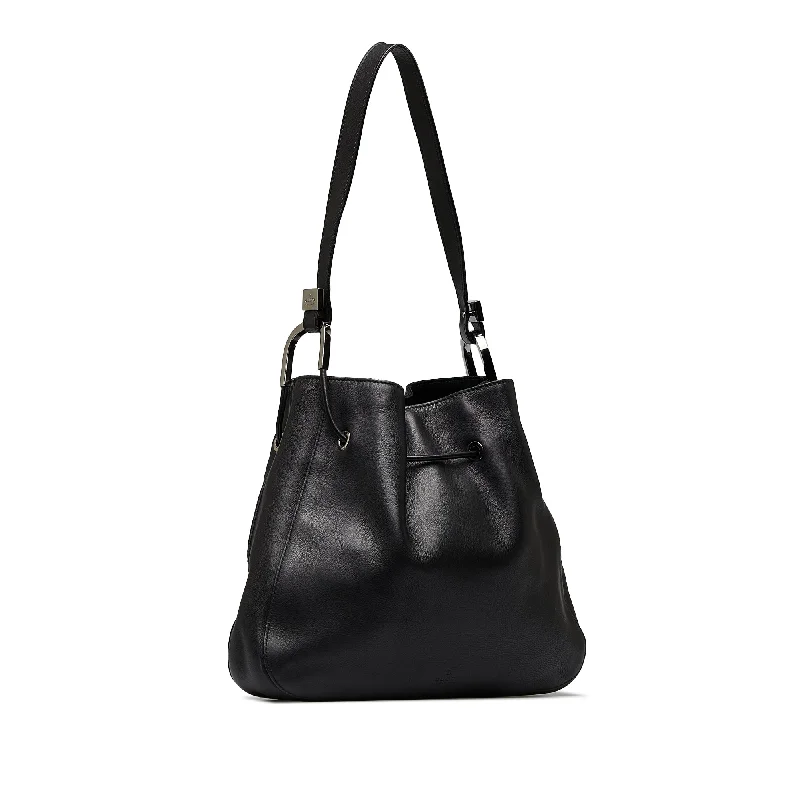 Ladies Gucci handbags with a detachable coin purse insideGucci Shoulder Bag Black Leather