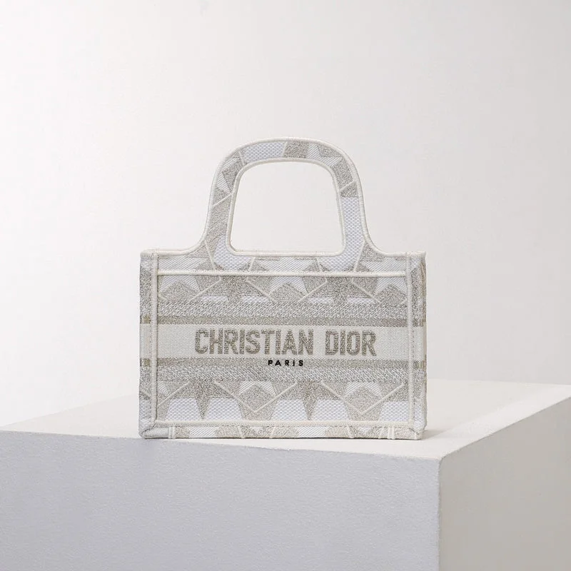 Fashion - forward Christian Dior tote bags for the modern womanChristian Dior  Bags - 4336