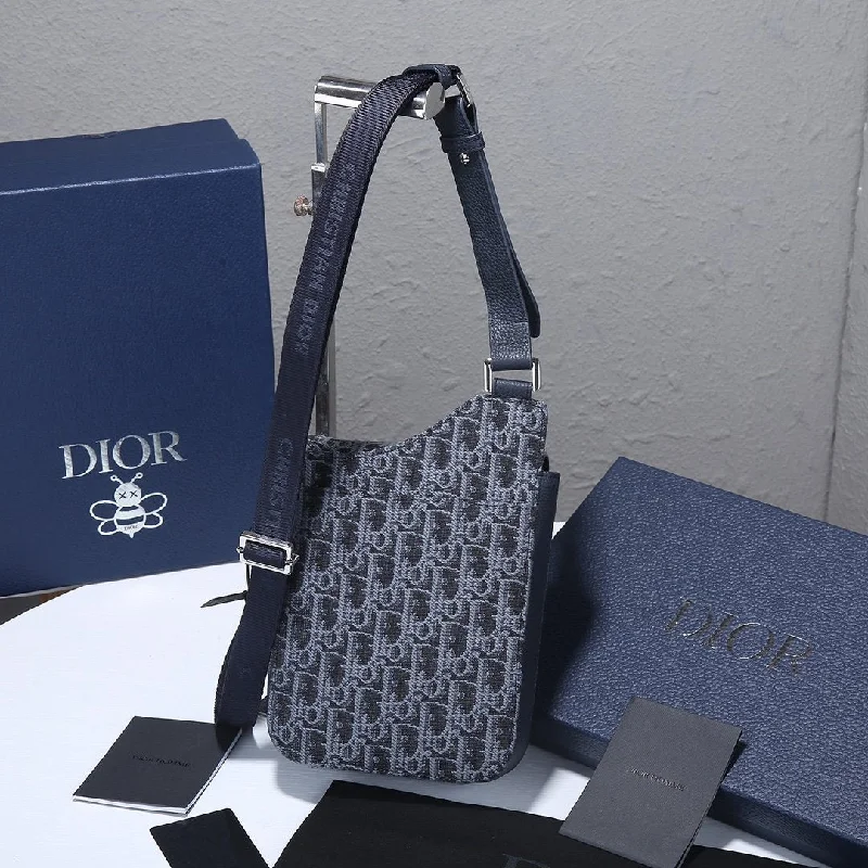 Fashion - forward Christian Dior tote bags for the modern womanChristian Dior - Luxury Bags  852