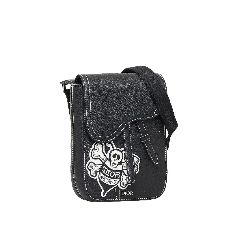 Contemporary Christian Dior handbags with a unique shapeDior x Stussy Bee Applique Saddle Crossbody (SHG-ptcS1w)