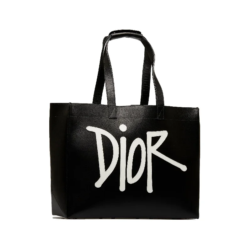 Christian Dior bags with a zip - top closure and multiple compartmentsDior x Stussy Large Logo Applique Tote (SHG-FLoMF8)